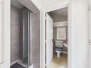 Shower room/WC- click for photo gallery